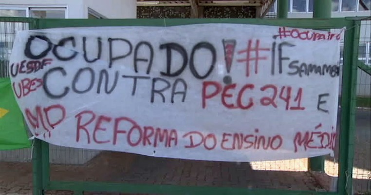 Campus do Instituto Federal de Brasília ocupado contra a PEC 241 e a reforma do ensino médio (Foto: Reprodução/TV Globo)