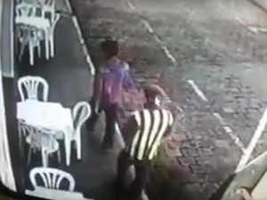 Camiseta do suspeito possibilitou reconhecimento, diz policial (Foto: Reprodução/ TV TEM) Camiseta amarela e preta possibilitou reconhecimento, diz PM (Foto: Reprodução/ TV TEM)