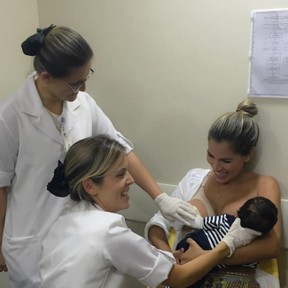 Adriana Sant anna amamentando filho com ajuda de especialistas (Foto: Instagram / Reprodução)