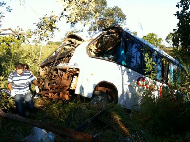 Micro-ônibus parou pendurado em um barranco após acidente na BR-153 (Foto: Paparazzo Caminhões da BR-153/Divulgação)