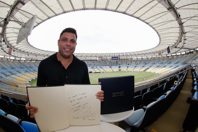 Ronaldo Fenômeno assina Livro de Ouro (Foto: Divulgação)