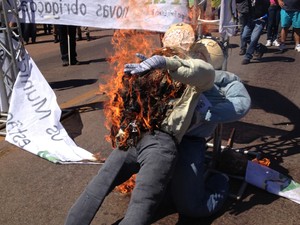 Prefeitos queimam bonecos em protesto no Tocantins (Foto: Rachel Lemos/TV Anhanguera TO) Prefeitos queimam bonecos em protesto no Tocantins (Foto: Rachel Lemos/TV Anhanguera TO)