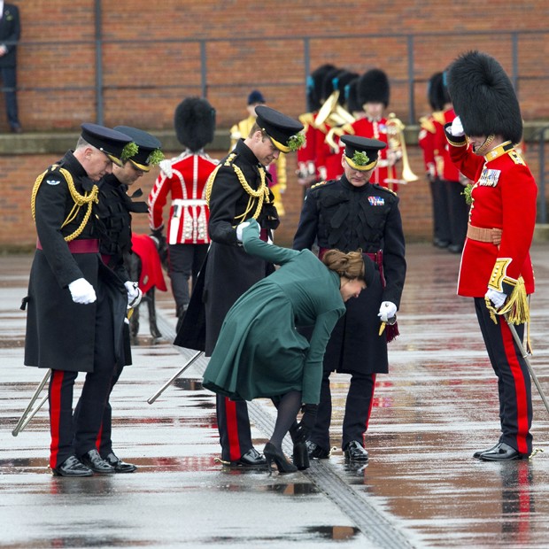 Kate Middleton e o incidente com o salto preso (Foto: Getty Images) Kate Middleton e o incidente com o salto preso (Foto: Getty Images)