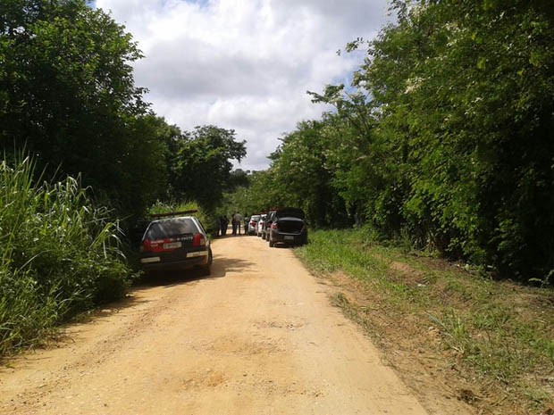 Carro foi encontrado em uma estrada municipal de Registro (Foto: Dione Aguiar/TV Tribuna)