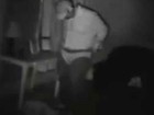Homem invade casa nos EUA e é flagrado 'provando' calcinha da dona