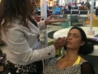 Gracyanne Barbosa se maquia em aeroporto