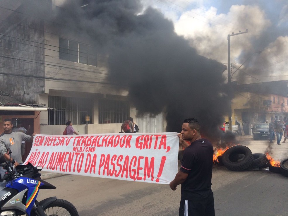 Manifestantes protestam contra aumento de passagem no Grande Recife (Foto: Thays Estarque/G1)