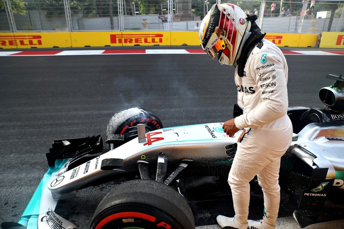 Lewis Hamilton sai do carro após quebrar roda em erro bobo no treino classificatório para GP da Europa, em Baku (Foto: Getty Images)