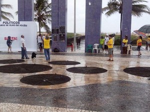 Chuva atrasa organização do movimento de protesto na Orla da Atalaia, em Aracaju (Foto: Tássio Andrade/G1)