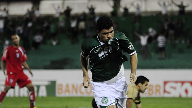 Schwenck comemora gol no fim pelo Guarani (Foto: Rodrigo Villalba / Memory Press)