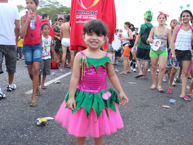 Sara Beatriz, 3 anos, brinca no Corso de Teresina vestida de Moranguinho. (Foto: Ellyo Teixeira/G1)