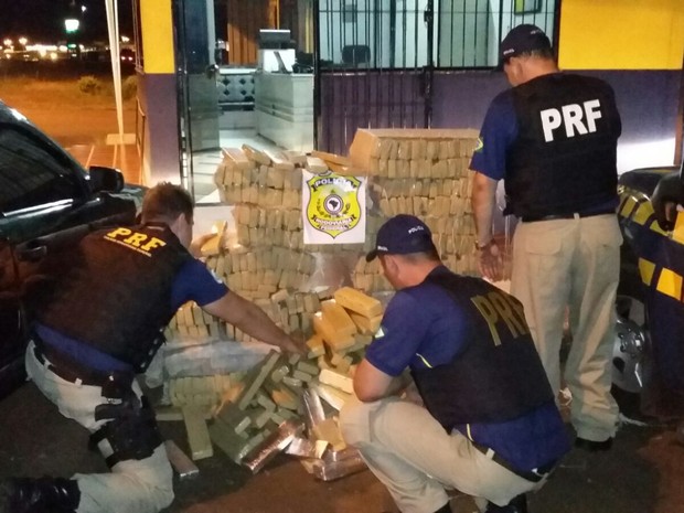 Droga apreendida pela polícia após a perseguição (Foto: PRF/Divulgação)