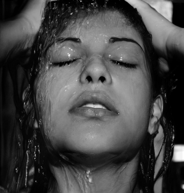 Retrato de mulher tomando banho demorou cerca de 200 horas para ficar pronto (Foto: Reprodução)