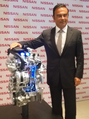 Carlos Ghosn ao lado do motor 3 cilindros que equipará o Versa (Foto: Lilian Quaino/G1)