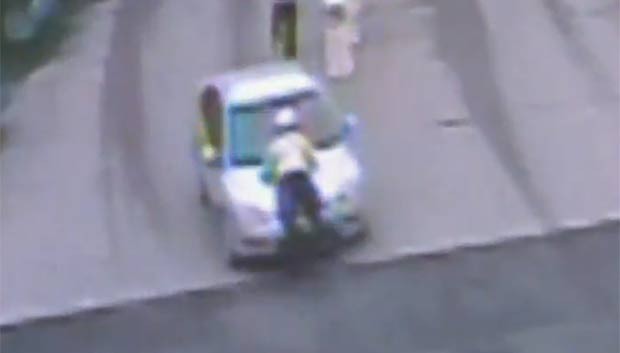 No dia 8 de junho deste ano, um motorista chinês se recusou a parar e dirigiu por alguns metros com um policial sobre o capô. (Foto: Reprodução)