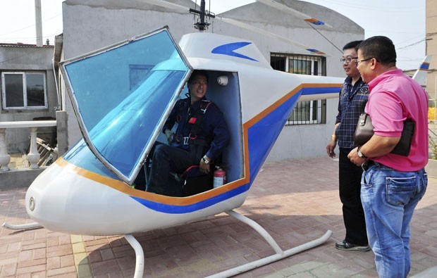 Em 2012, o ferreiro chinês Tian Shengying  construiu sozinho um helicóptero em Shenyang, na província de Liaoning, na China (Foto: Sheng Li/Reuters)