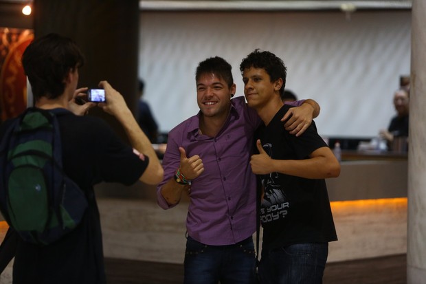 O ex-BBB Nasser tira foto com fãs no aeroporto Santos Dumont (Foto: Marcello Sá Barreto / AgNews)