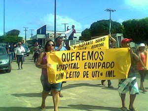 Manifestantes se aglomeram nas ruas de Rorainópolis (Foto: Mathias Neto/Divulgação)