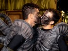 Casal gay do abre-alas da Tijuca sela namoro com beijo na concentração