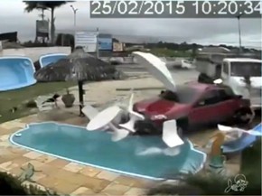 Caminhao Desgovernado Invade Loja De Piscina Em Fortaleza Veja Video Ceara G1
