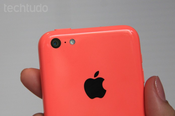Detalhe da câmera traseira e flash do iPhone 5C (Foto: Isadora Díaz/TechTudo) Detalhe da câmera traseira e flash do iPhone 5C (Foto: Isadora Díaz/TechTudo)