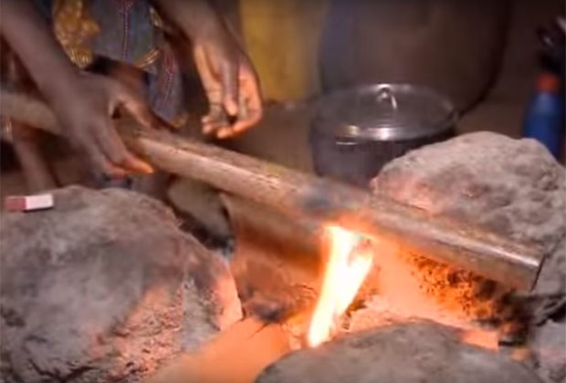 Breast ironing: meninas têm seios achatados a ferro para evitar