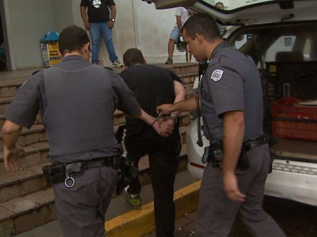 Suspeito acabou detido por desobediência, mas foi liberado (Foto: Reprodução/EPTV) Suspeito acabou detido por desobediência, mas foi liberado (Foto: Reprodução/EPTV)