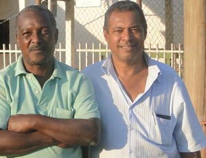 Antônio Lelis, ex-jogador e ex-presidente do Cruzeiro de Honório Bicalho (direita), ao lado do zelador Antônio Carlos (Foto: Gabriel Medeiros / Globoesporte.com)