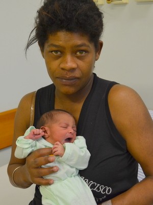 Mãe com bebê nascido em estacionamento do hospital em Piracicaba (Foto: Thomaz Fernandes/G1)