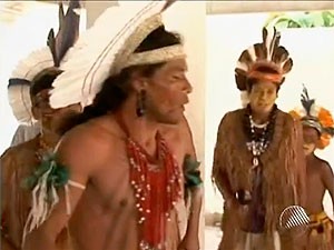 Índios desocupam sede da Funai em Eunápolis, Bahia (Foto: Reprodução TV Santa Cruz)