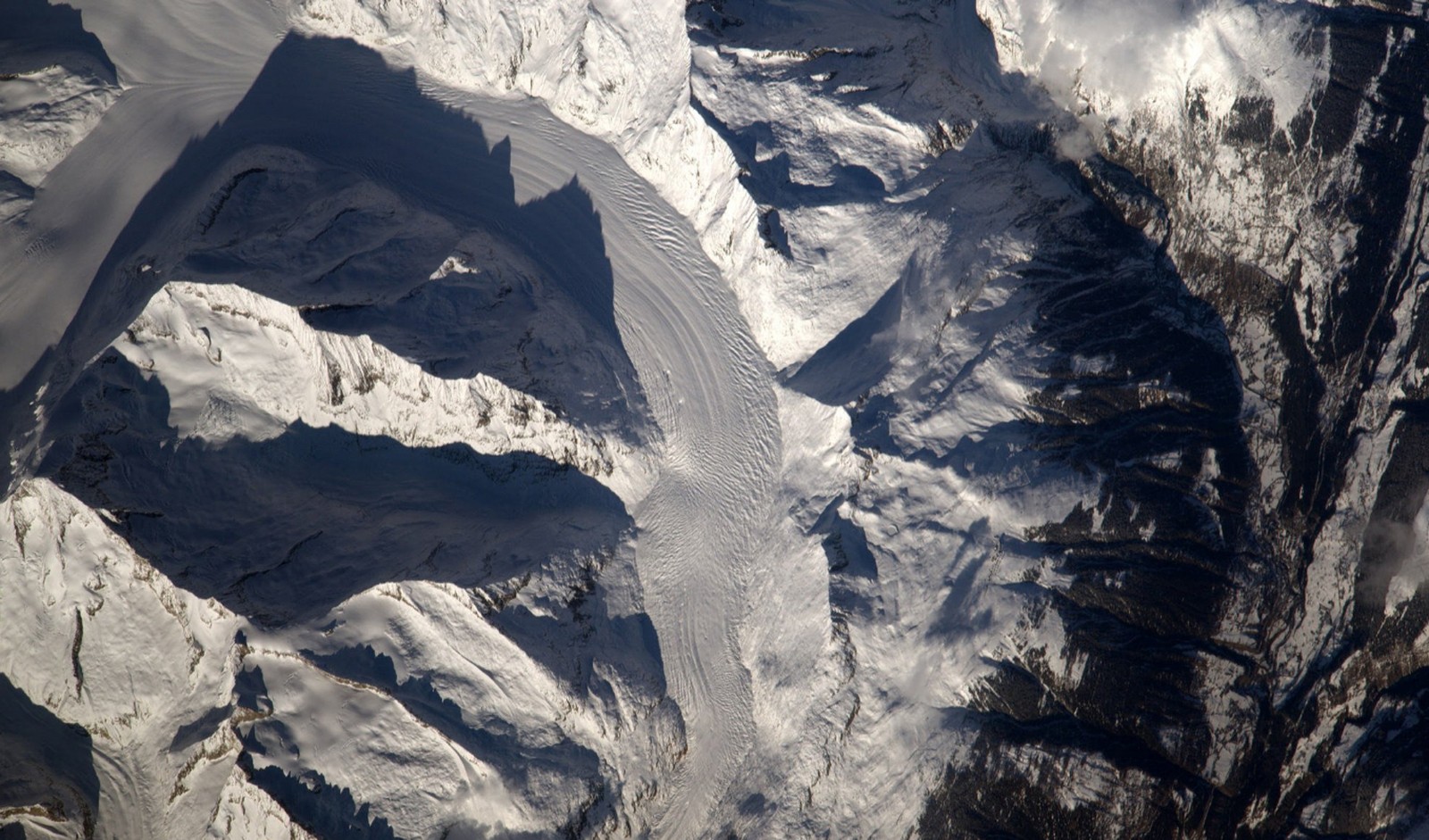 Geleiras dos Alpes, fotografadas neste domingo (12); Pesquet chama a atenção para indícios de degelo (Foto: Thomas Pesquet/Twitter/@Thom_astro)