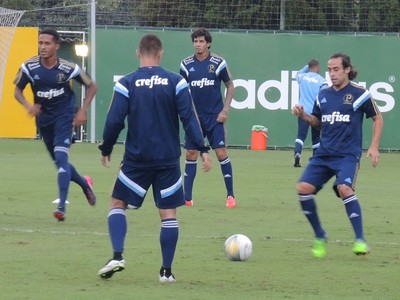 Com Valdivia no time reserva, Oswaldo comanda coletivo no CT