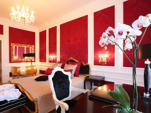 O outro ambiente tem seda vermelha na parede, como nos cômodos do Palácio de Schönbrunn (Foto: Jürg Christandl/Austria Trends Hotel/Divulgação)