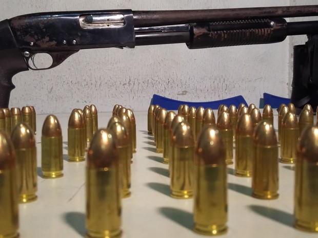Polícia prende suspeito de comercializar armas no Aglomerado da Serra, em BH (Foto: Leandro Máximo/TV Globo)