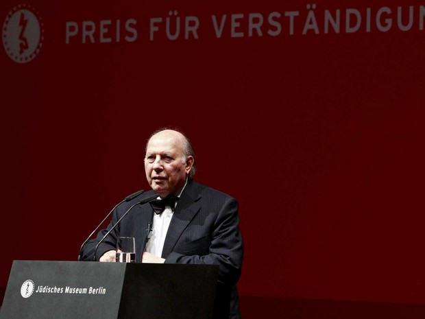 Imre Kertesz durante discurso no Museu Judaico de Berlim em 2008 (Foto: Marcel Mettelsiefen / Pool / Arquivo / Reuters)