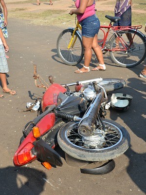 Motociclista foi decapitado e morreu na hora (Foto: Luiz Carlos da Silva)