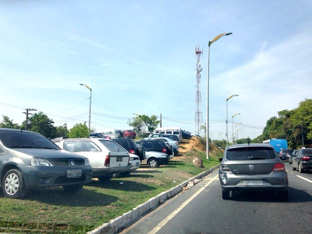 Avenida do Turismo, via que dá acesso ao cemitério Tarumã (Foto: Jamile Alves/G1 AM) Avenida do Turismo, via que dá acesso ao cemitério Tarumã (Foto: Jamile Alves/G1 AM)