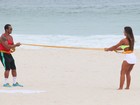 Com roupa sensual e biquininho, Nicole Bahls passa o dia na praia