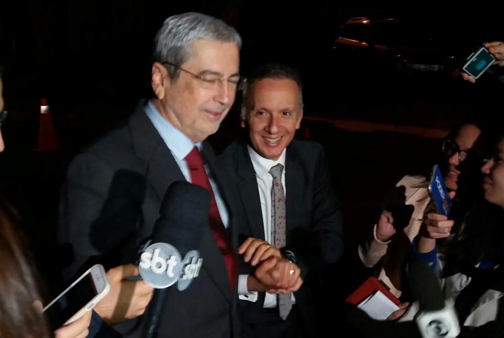 O ministro da Secretaria de Governo, Antonio Imbassahy (esquerda), e o líder do governo na Câmara, Aguinaldo Ribeiro (direita), após reunião do presidente Michel Temer com o presidente da Câmara, Rodrigo Maia (Foto: Bernardo Caram/G1)