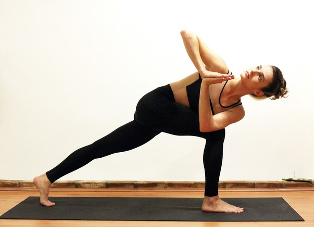 Priscila Steinman, de Totalmente Demais, pratica ioga (Foto: Divulgação)