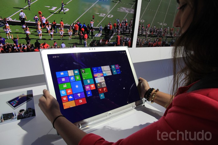 Com o Toughpad 4K em mãos, é possível perceber o peso do 4K, são 2,5 Kg de tablet (Foto: Monique Mansur/TechTudo) Com o Toughpad 4K em mãos, é possível perceber o peso do 4K, são 2,5 Kg de tablet (Foto: Monique Mansur/TechTudo)