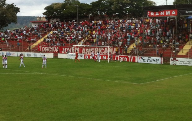 Tchô fez o gol de empate do Villa (Foto: Victor Oliveira / Inter TV dos Vales)