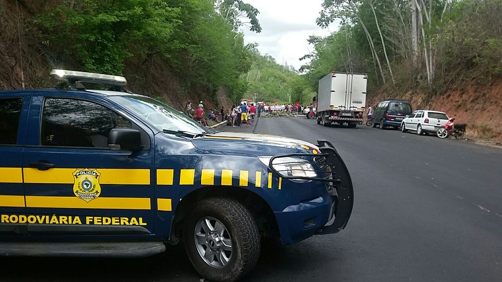 Trabalhadores bloqueiam rodovia em União dos Palmares (Foto: Ascom/PRF) Trabalhadores bloqueiam rodovia em União dos Palmares (Foto: Ascom/PRF)