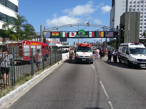 Soldado da PM se refugiu em passarela sobre a Av. Salgado Filho (Foto: Kleber Teixeira/Inter Tv Cabugi)