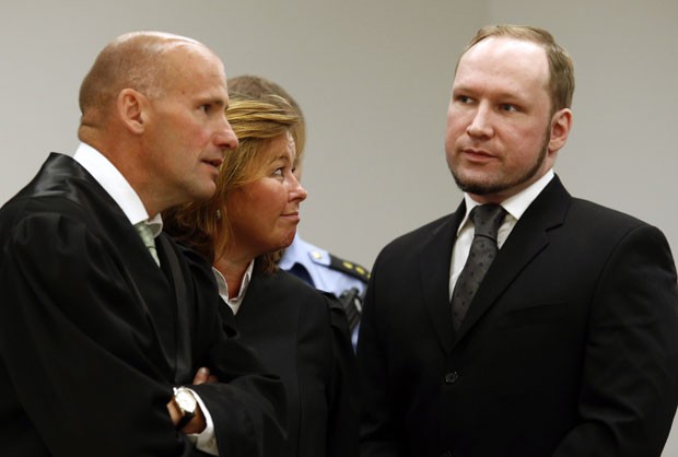 O ultradireitista Ander Behring Breivik durante o anúncio de seu veredicto nesta quarta-feira (24) em tribunal de Oslo, na Noruega (Foto: AFP)