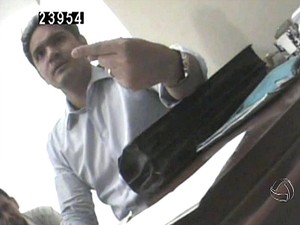 Vdeo com Joo Emanuel em suposta negociao de fraude provocou constrangimento entre vereadores. (Foto: Reproduo / TVCA)