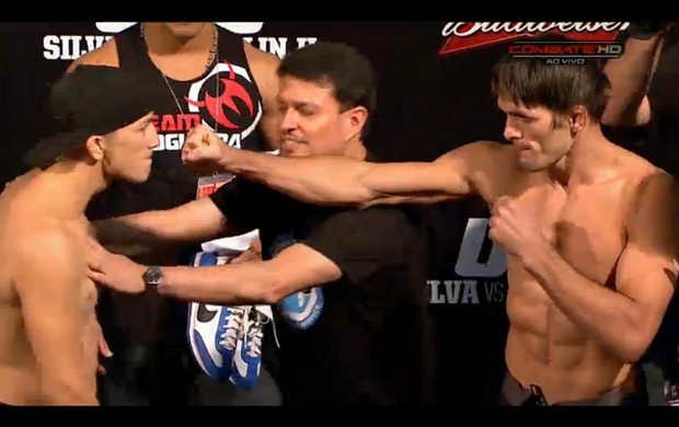 Gasparzinho e Rodrigo Damm se encaram na pesagem do UFC 147 (Foto: Reprodução/UFC)