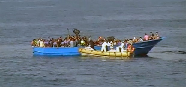 Marinha italiana realiza resgate de imigrantes no mar Mediterrâneo vindos da Líbia (Foto: Reprodução/Twitter/@ItalianNavy)