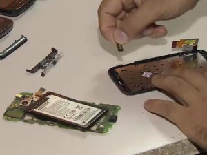 Lojas registram aumento na procura por manutenção de celulares (Foto: Reprodução/ TV Vanguarda)