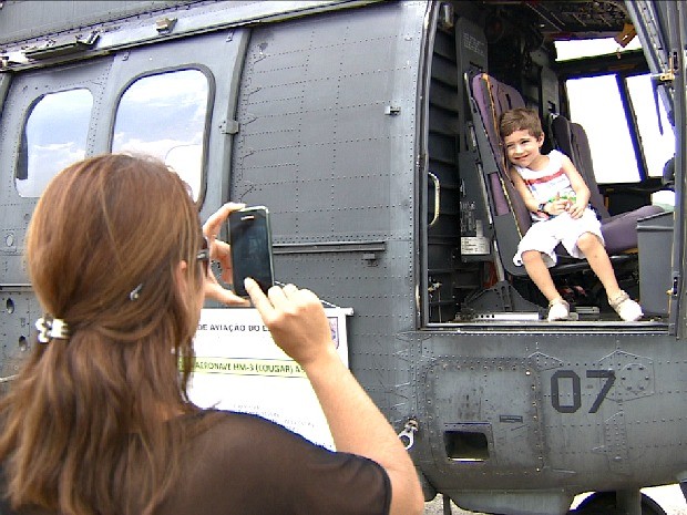 Crianças aproveitaram o dia para conhecer e tirar fotos em aeronaves utilizadas pela FAB (Foto: Reprodução/TV Amazonas)